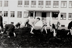 1967-metai.-Vaikai-tvarko-aplinką