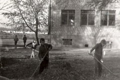 1985-metai.-Vaikai-tvarko-aplinką
