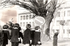 1963 metai. Auklėtiniai prie namų