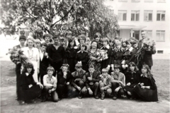 1982 metų devintokai. Tuomet klasėse mokėsi iki 40 vaikų